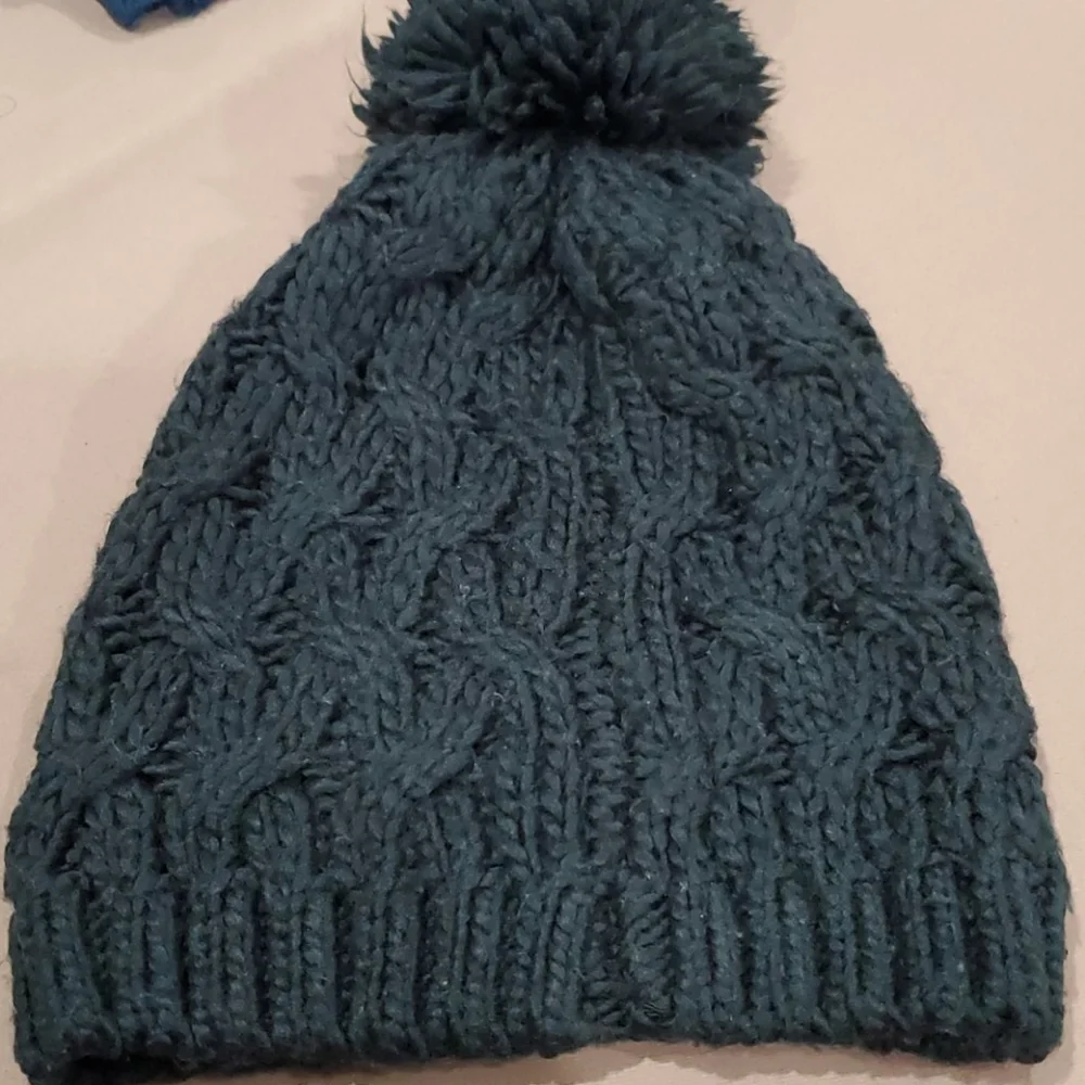 Isaac Mizrahi Black Winter Beanie